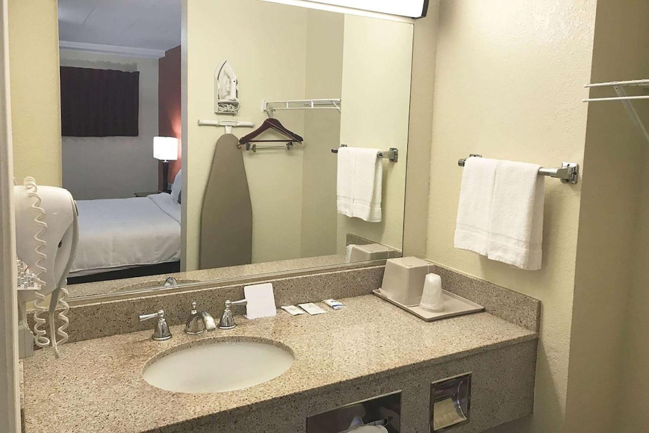 Super 8 By Wyndham Greensburg Εξωτερικό φωτογραφία